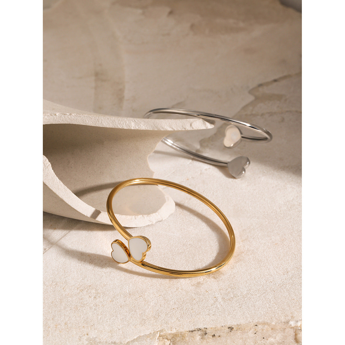 Bracciale a Polsino Aperto Minimalista in Acciaio Inossidabile Placcato Oro 18K con Cuore Smaltato Bianco per Donna