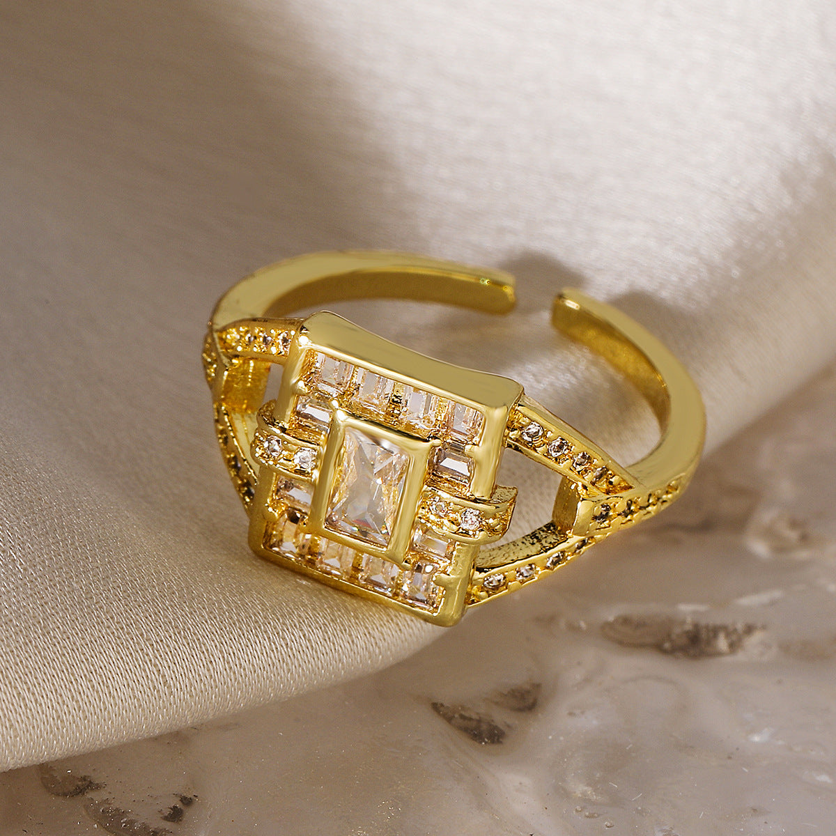 Anello Aperto Geometrico Minimalista da Donna in Rame con Placcatura in Oro Vero e Intarsi di Zirconi