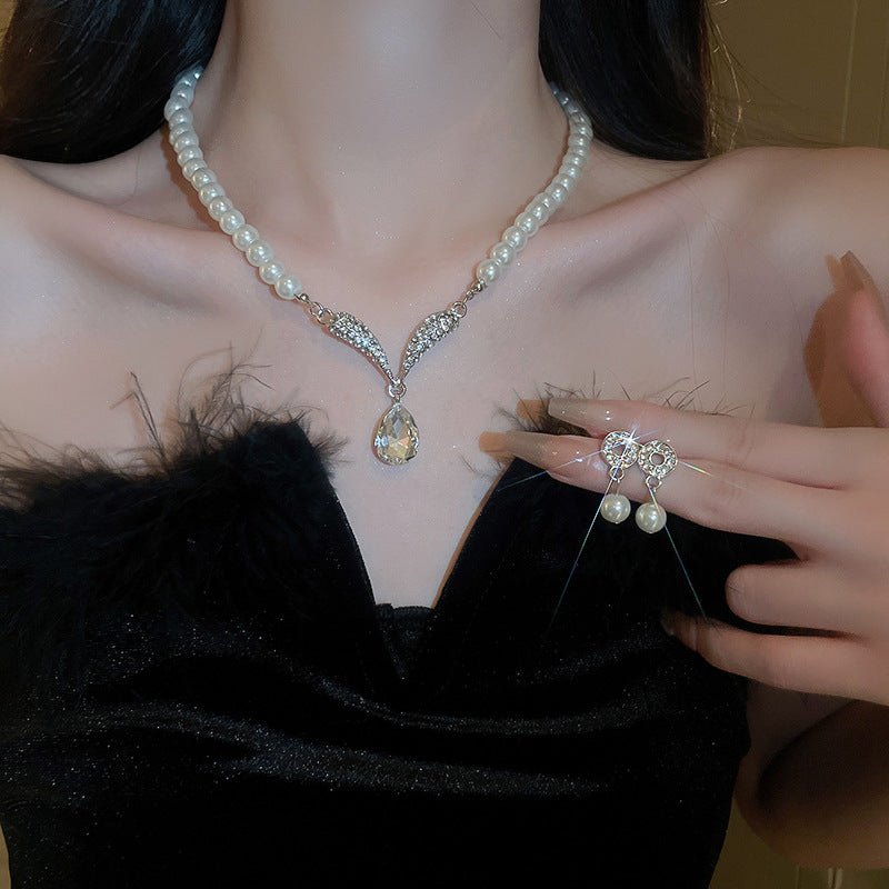 Elegante collar con colgante de lazo de diamantes de imitación y detalles de nácar perlado para mujer — Delicada cadena para clavícula en estilo de lujo minimalista y a la moda