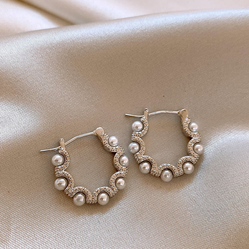 Elegantes pendientes florales de perlas con postes de plata chapados en oro para mujer