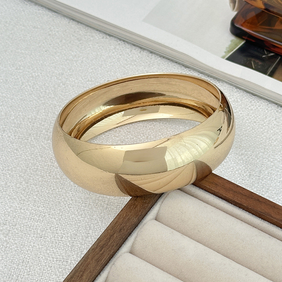 Elegant Gradient Geometric Round Resin Plated Bangle for Women