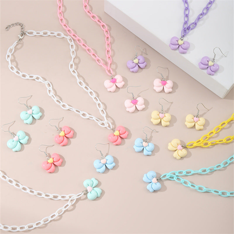 Collar con colgante de lazo acrílico minimalista color caramelo para niños con acabado esmaltado y cadena de cuentas