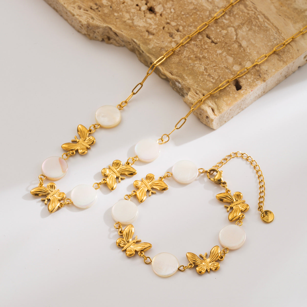 Collana Vintage a Farfalla in Acciaio Inossidabile con Placcatura in Oro 14K e Dettagli in Conchiglia