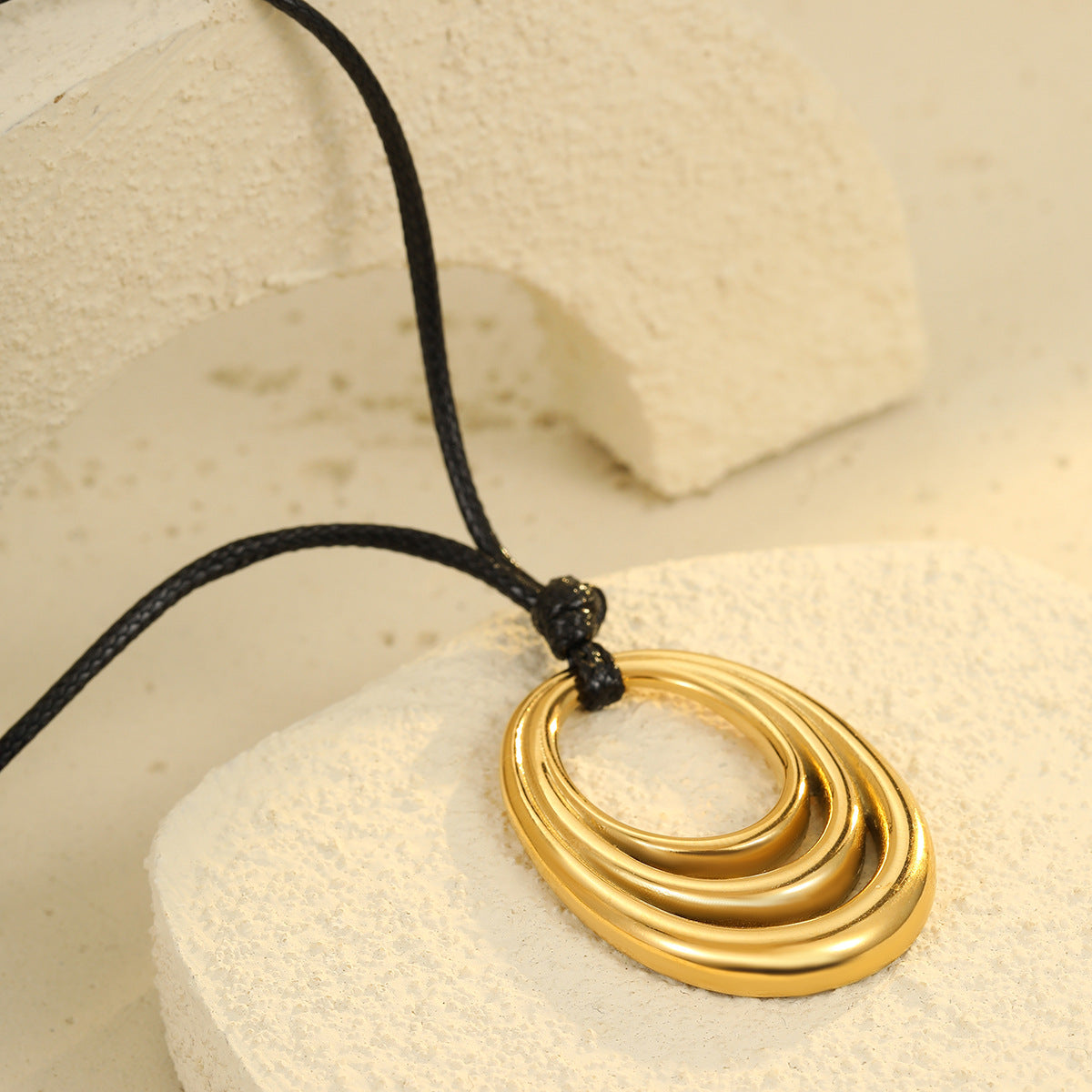 Collana con Pendente Ovale Cavo Geometrico Minimalista Vintage in Acciaio al Titanio Placcato per Donna