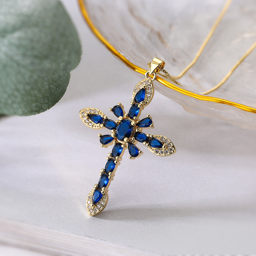 Collana Minimalista Geometrica Pendente da Donna Realizzata in Rame con Placcatura in Oro 18K e Intarsio di Zirconi