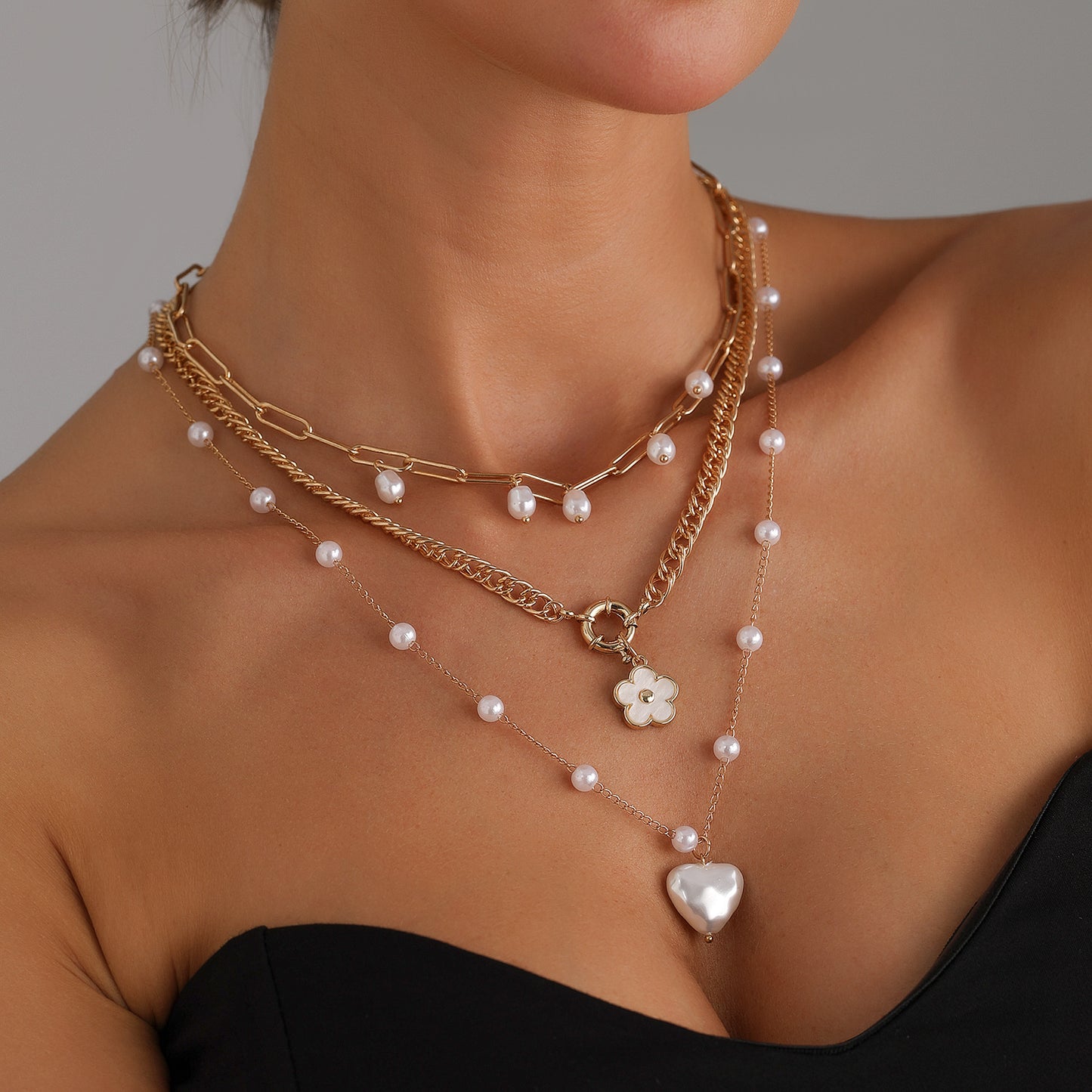 Vintage Floral Five-Petal Flower Heart Pendant Necklace for Women Alloy Electroplated Clavicle Chain