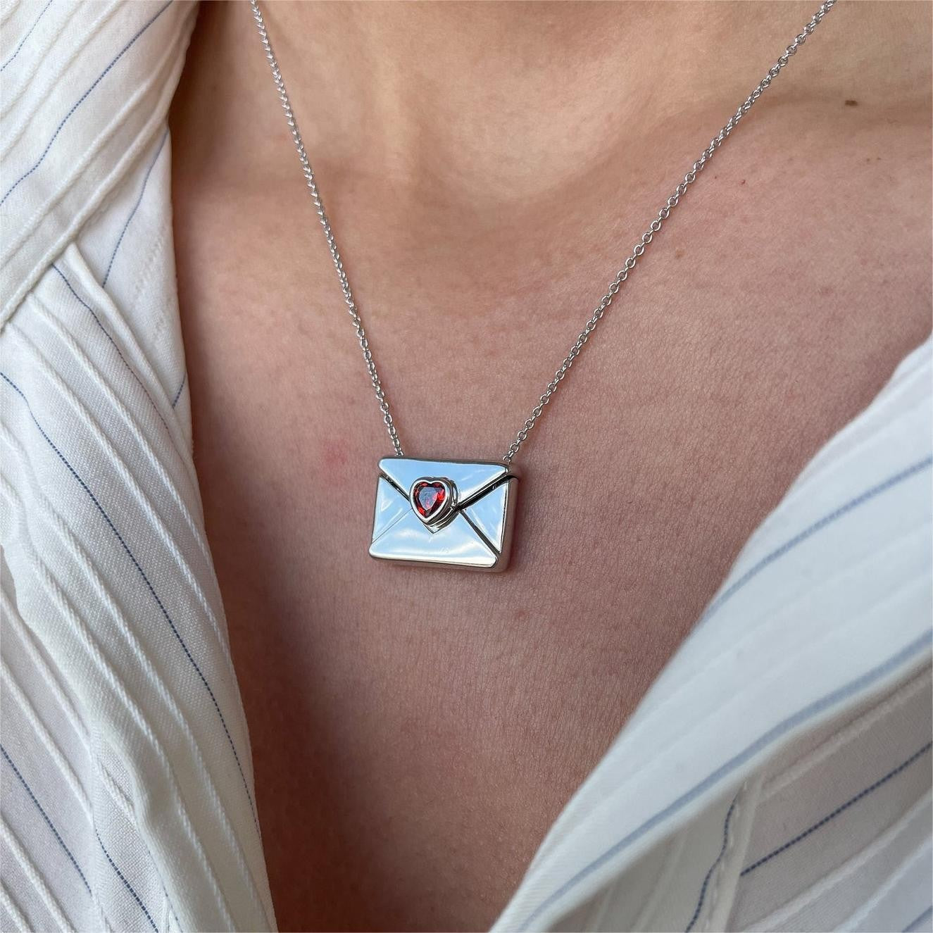 Collana Pendente Minimalista a Cuore in Acciaio al Titanio Placcato Oro per Donna e Uomo