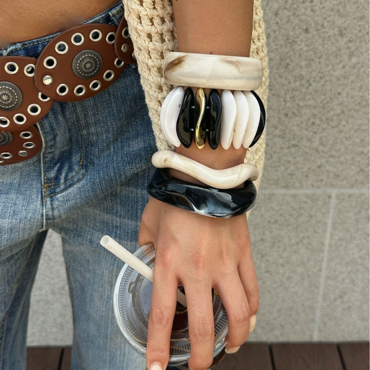 Bracciale da donna a polsino aperto in acrilico con gradiente geometrico elegante e alla moda