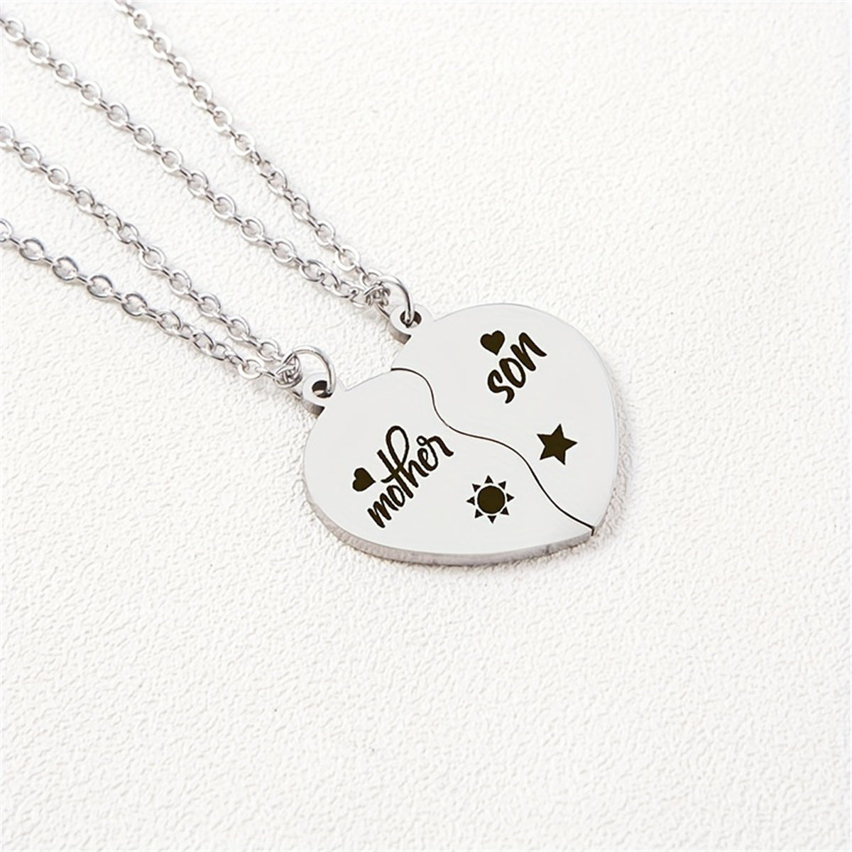 Collana Minimalista a Cuore in Acciaio Inossidabile con Ciondolo in Acciaio al Titanio e Finitura Placcata per Madri e Figli