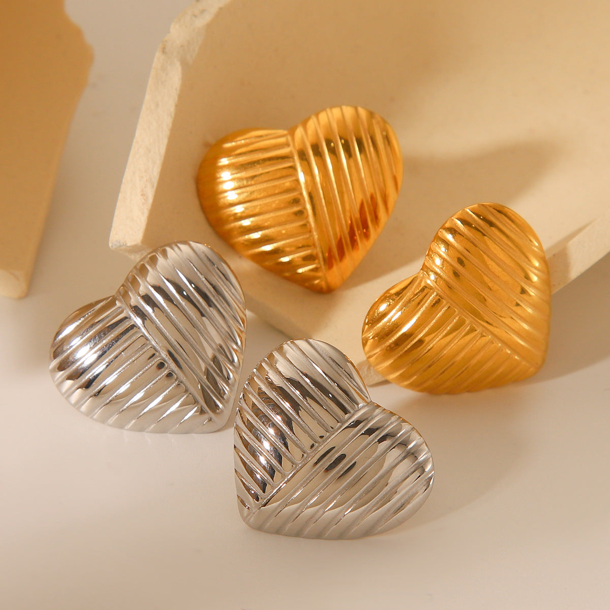 Orecchini a perno in acciaio al titanio a forma di cuore stile Ins con finitura placcata oro 18K da donna