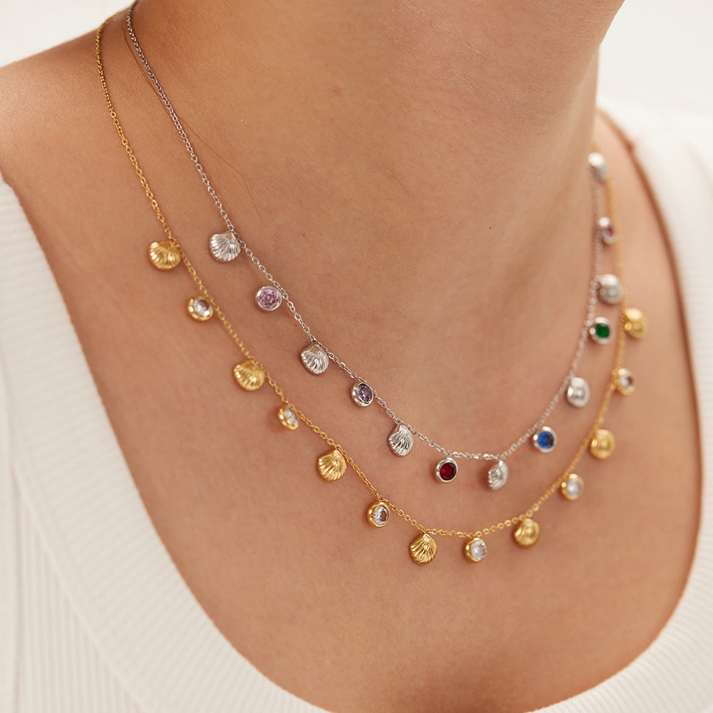 Collana da donna in acciaio inossidabile geometrica stile INS con ciondolo a conchiglia placcato oro 18 carati e intarsio in zircone