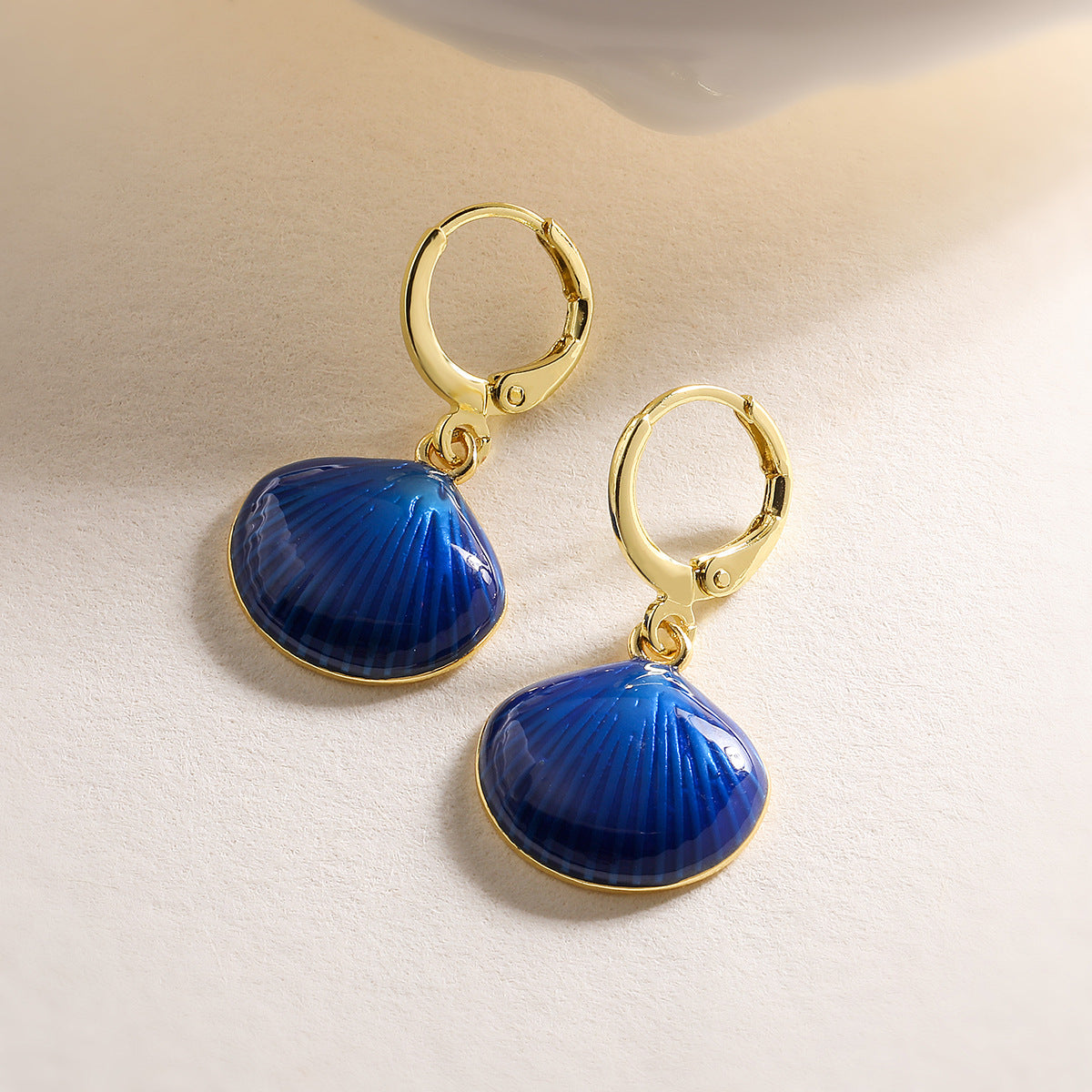 Orecchini da donna geometrici minimalisti a conchiglia irregolare con base in rame, placcatura in oro 18 carati e finitura smaltata