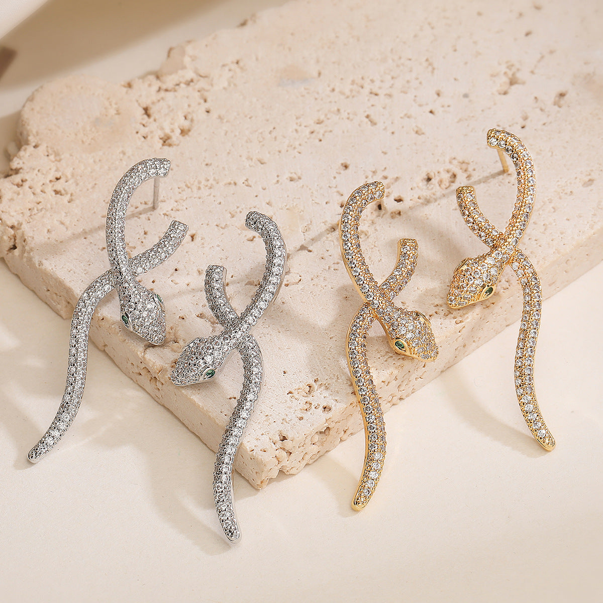Pendientes minimalistas geométricos con forma de serpiente en cobre con baño de oro de 18K y circonitas micro-pavé para mujer