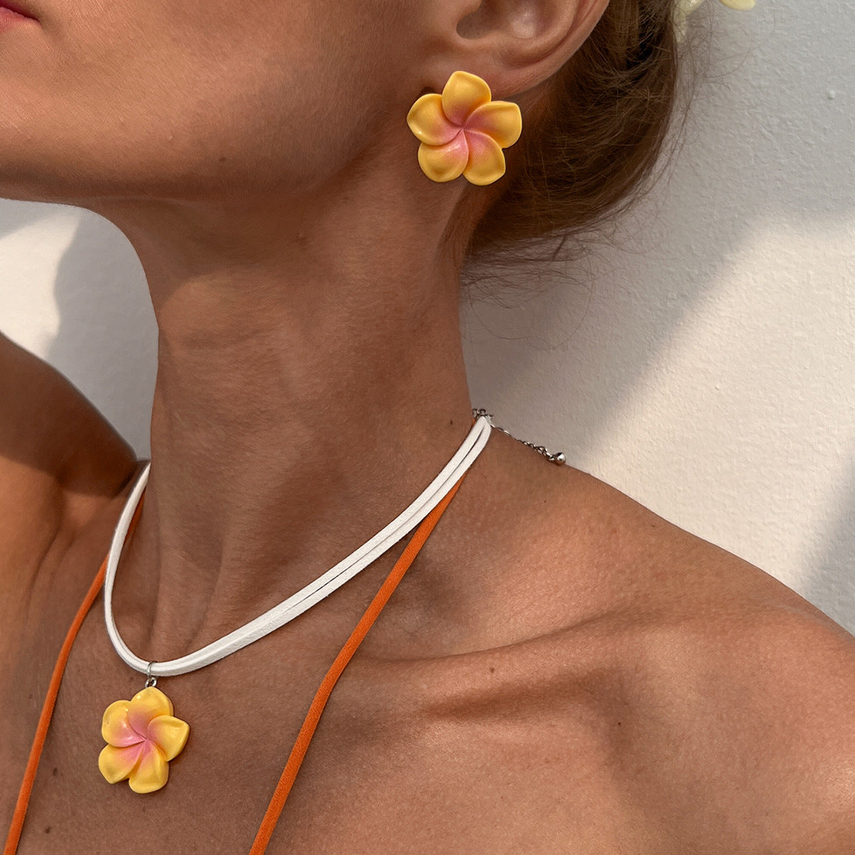 Collar con colgante floral minimalista para mujer con dije de pétalo acrílico y cadena de terciopelo coreano