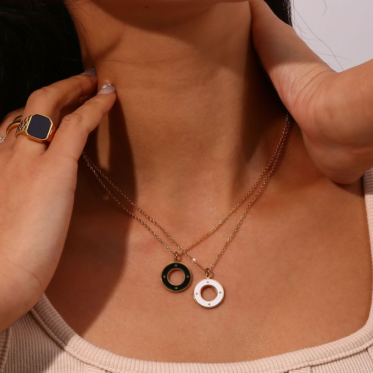 Collana da donna con ciondolo rotondo in acciaio inossidabile smaltato lucido geometrico minimalista