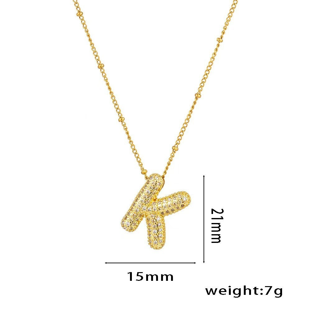 Collana da Donna con Ciondolo a Lettera, Design Geometrico Minimalista, in Ottone Placcato Oro con Zirconi Micro-Pavé