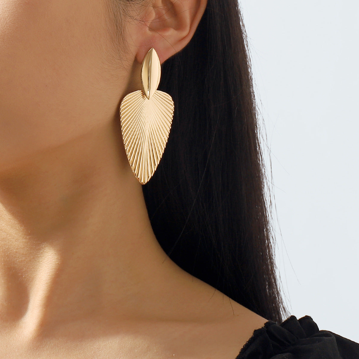 Orecchini pendenti da donna a forma di ventaglio geometrico con base in ferro e finitura galvanica, caratterizzati da texture a foglia e design a linee audaci