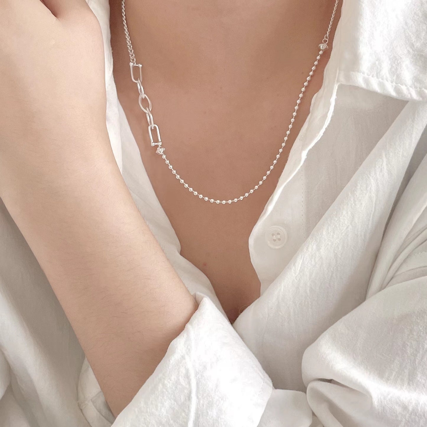 Collana con Pendente Geometrico in Argento Sterling 925 con Catena Intrecciata e Perle Lucide