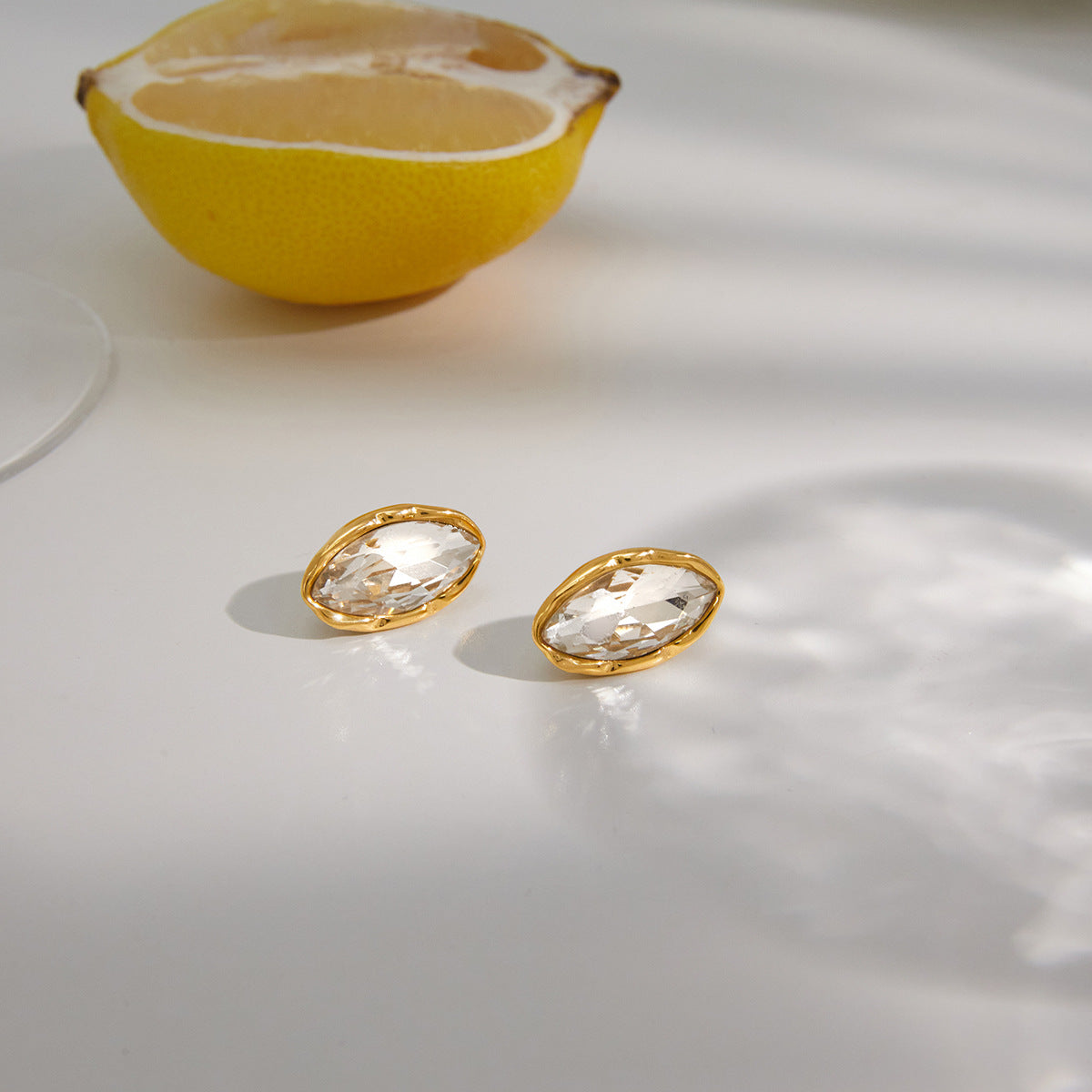 Elegant Geometric Oval Rhinestone Inlay Titanium Steel Stud Earrings PVD Gold Plated