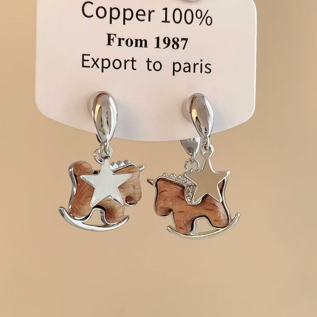 Pendientes Minimalistas de Lujo con Colgante de Caballo en Cobre Bañado con Postes de Plata 925 para Uso Diario en Oficina Elegante para Mujer