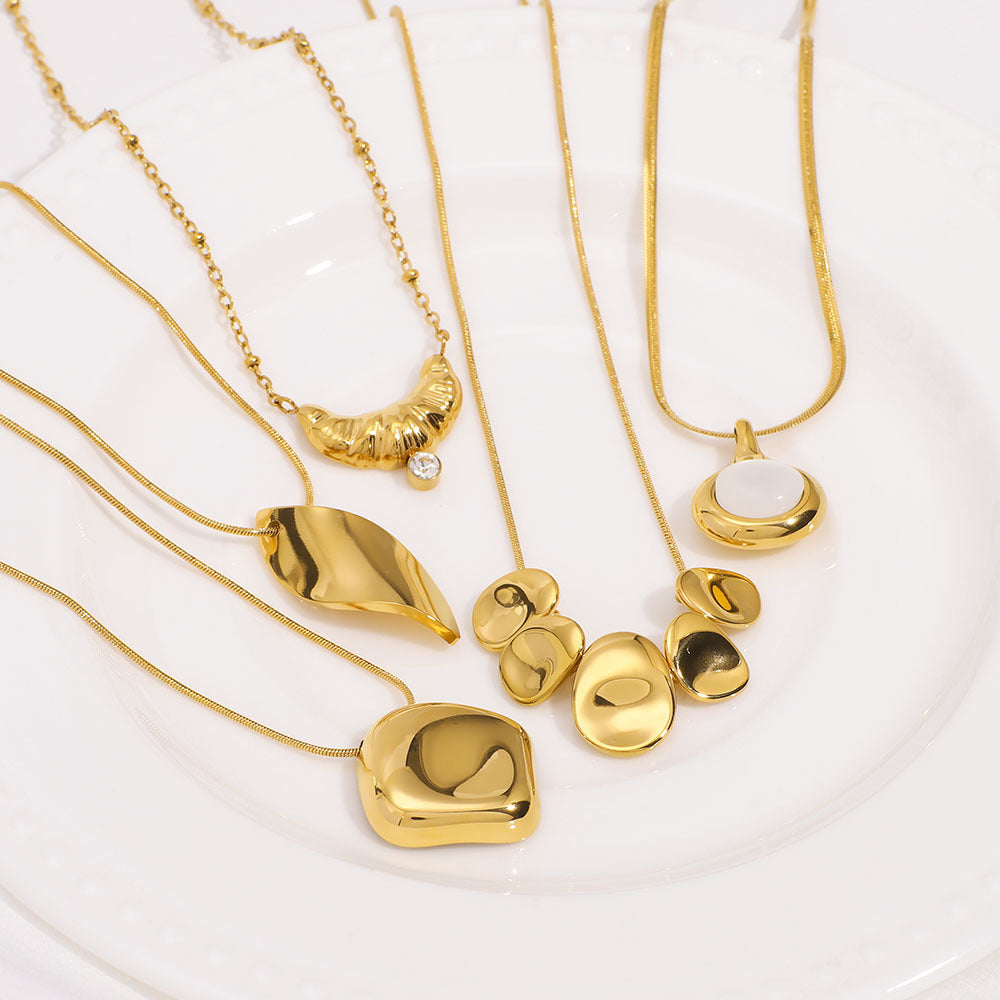 Collana Minimalista con Ciondolo Geometrico in Acciaio al Titanio con Placcatura in Oro 18K su Catena O per Donna