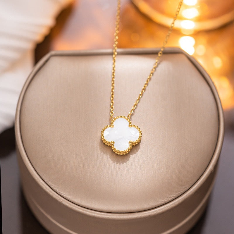 Collana con ciondolo a quadrifoglio geometrico alla moda da donna in acciaio al titanio con finitura galvanizzata