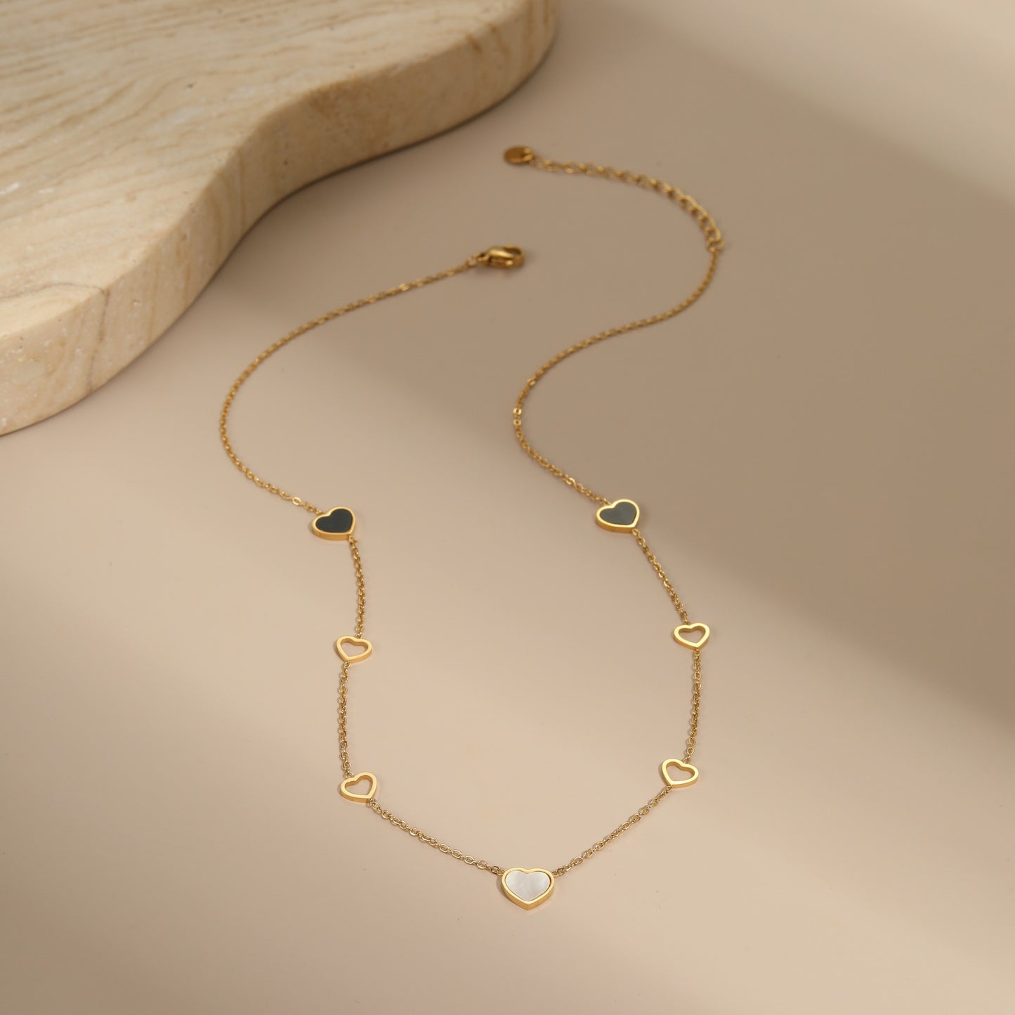 Collar con colgante de corazón hueco a la moda de acero inoxidable con incrustaciones de circonia para mujer