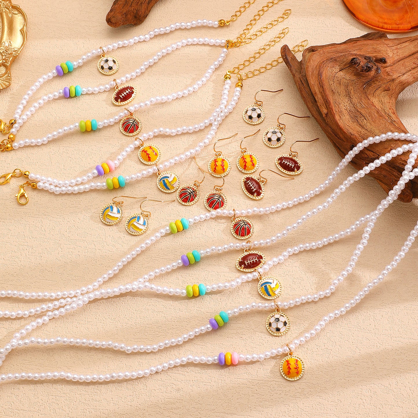 Set di Collana, Bracciale e Orecchini con Pendente a Sfera in Lega di Zinco Placcata Sportiva e Perle per Donna