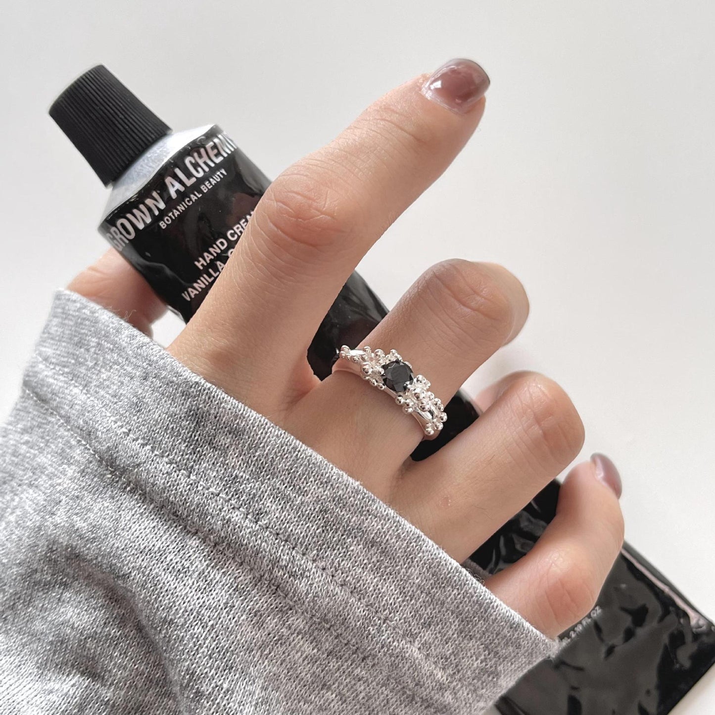 Anillo Minimalista de Plata de Ley 925 con Circonita Cúbica Incrustada Geométricamente y Diseño Irregular Abstracto para Mujer