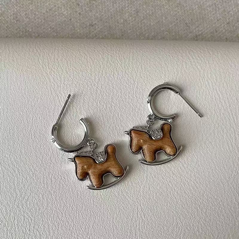 Pendientes Minimalistas de Lujo con Colgante de Caballo en Cobre Bañado con Postes de Plata 925 para Uso Diario en Oficina Elegante para Mujer