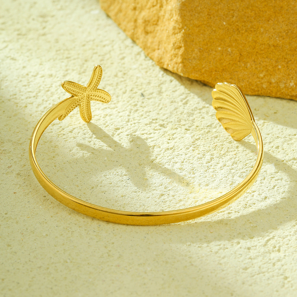 Elegante Pulsera Ajustable de Acero de Titanio para Mujer con Diseño de Concha de Vieyra y Acabado Bañado