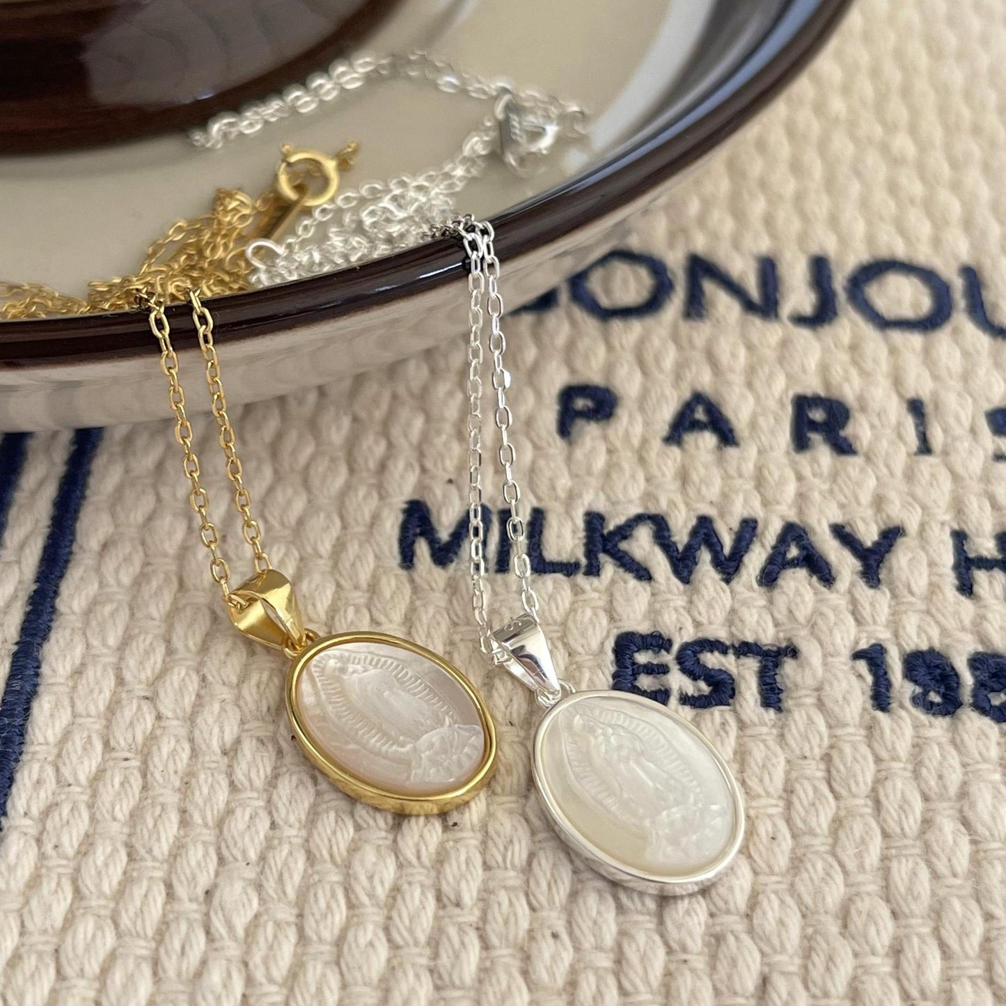 Collana con Ciondolo a Conchiglia ad Angelo Geometrica Minimalista in Argento Sterling 925 Placcato Oro con Catena a Cavo