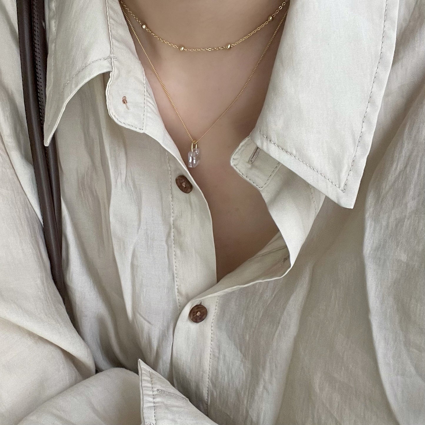 Deliziosa collana in argento sterling 925 placcato oro con dettagli a pois e a righe