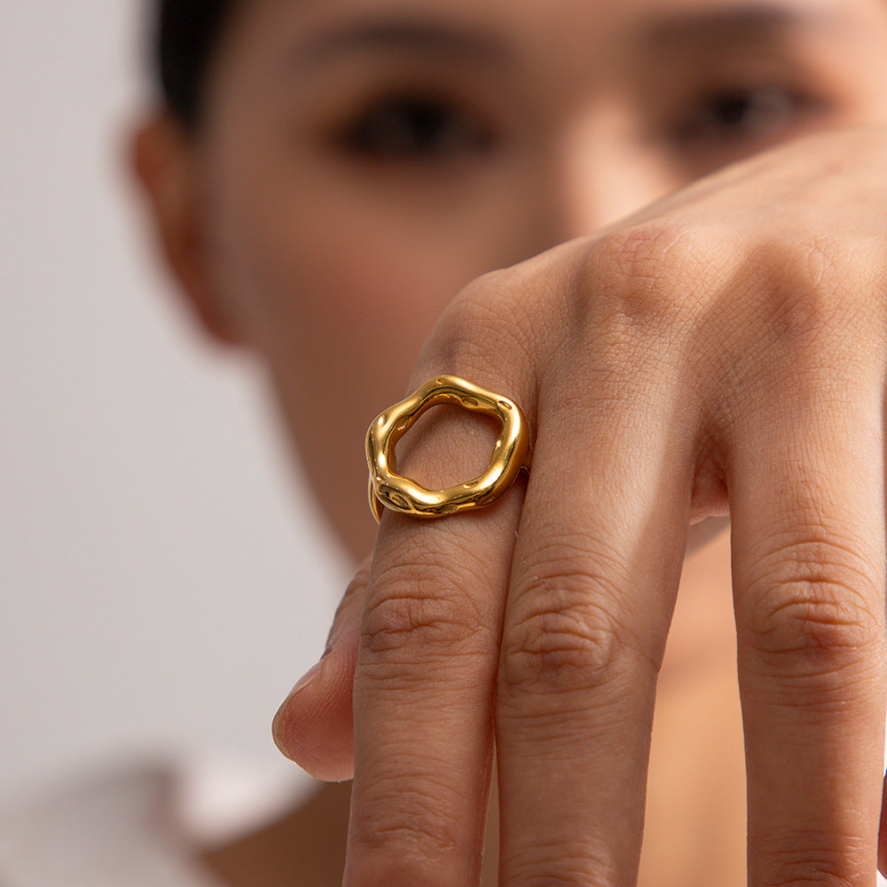 Anillo Abierto Minimalista Geométrico Hueco de Flor de Lava para Mujer en Acero de Titanio con Chapado en Oro de 18K
