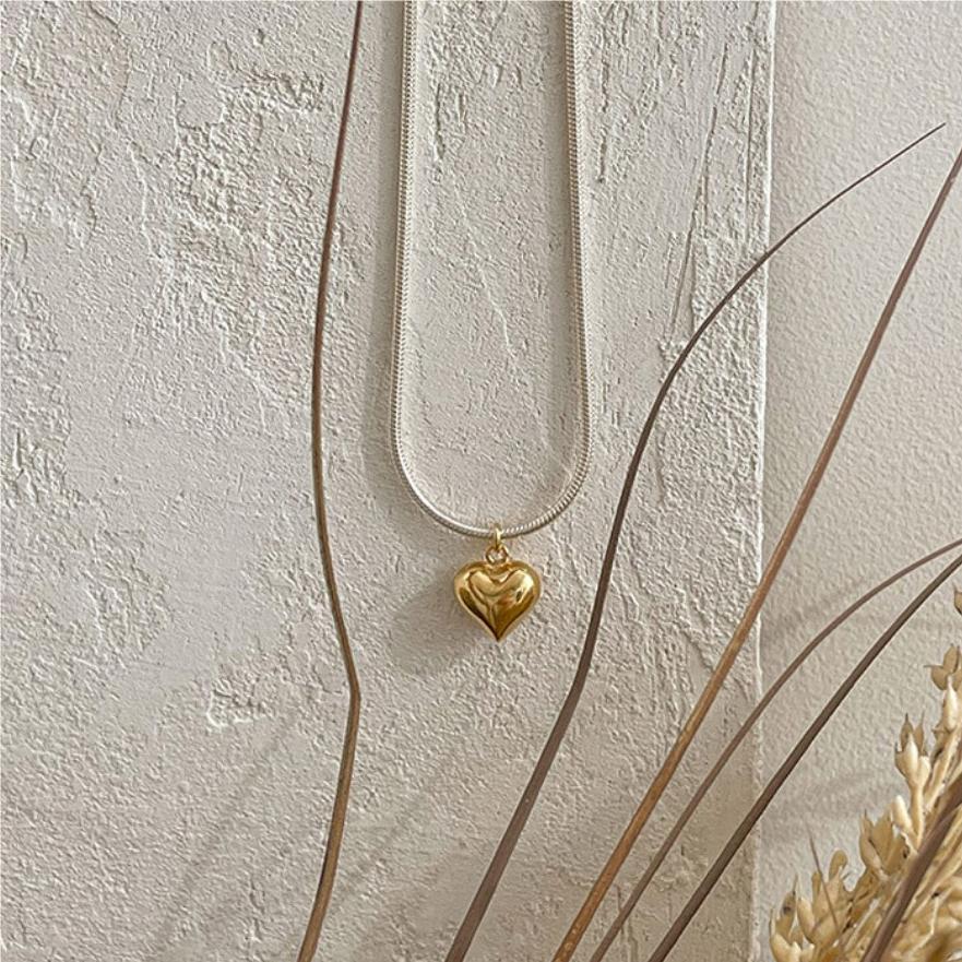 Gargantilla Minimalista de Plata de Ley 925 con Diseño Geométrico y Cadena de Serpiente en Forma de Corazón