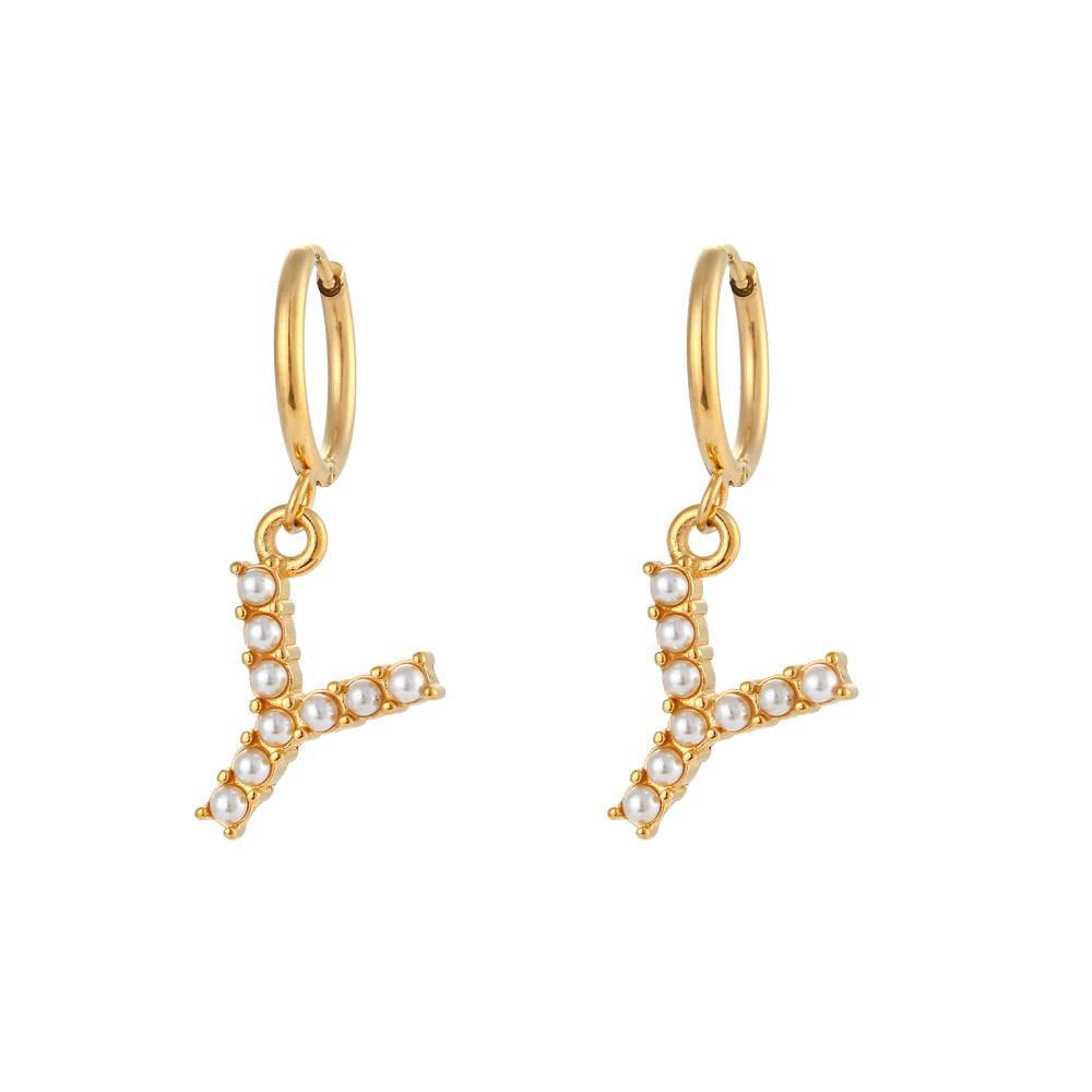 Orecchini a perno a forma di lettera dal design minimalista per donna in acciaio inossidabile con placcatura in oro 18 carati e dettagli in perle