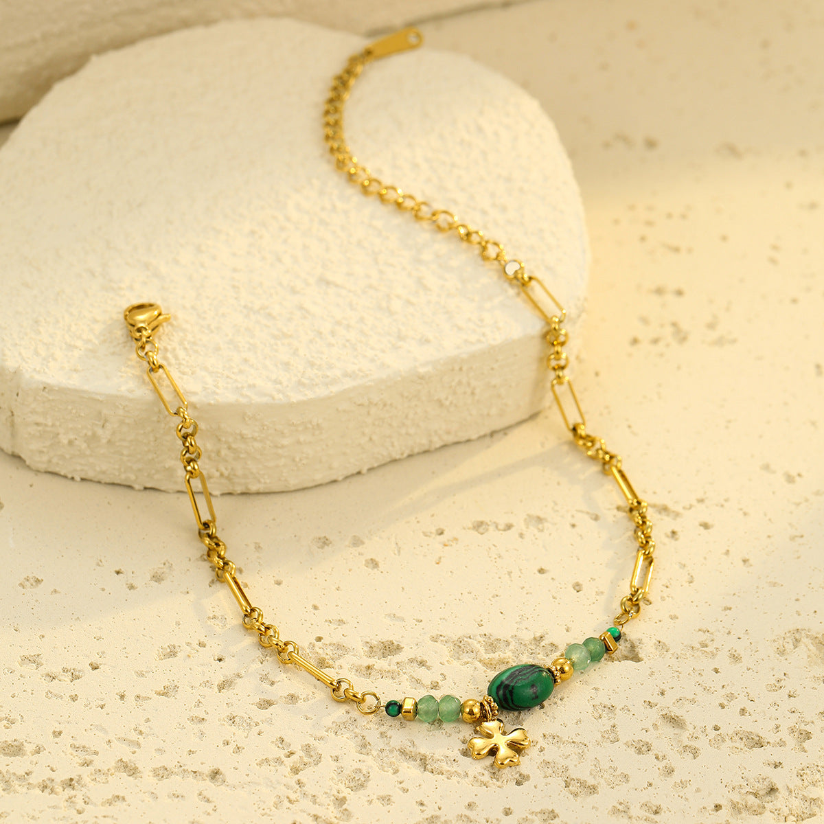 Bracciale da donna minimalista a forma di trifoglio in acciaio al titanio con intarsio in lapislazzuli