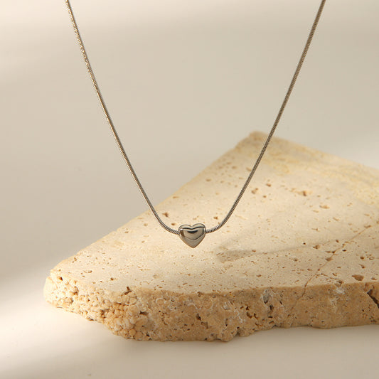 Collar minimalista con colgante de corazón de acero de titanio para mujer con acabado galvanizado en cadena de serpiente