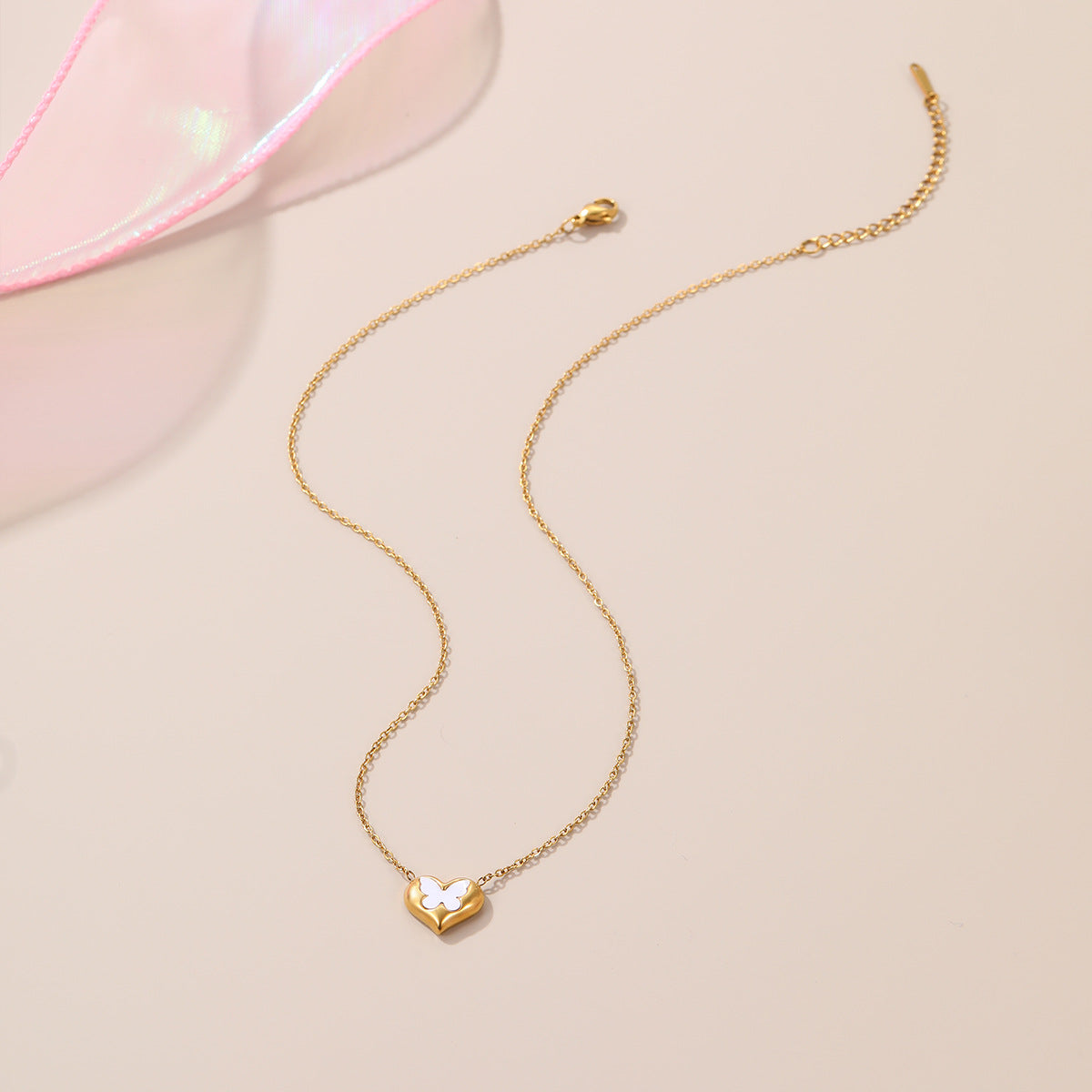 Collana da donna alla moda con farfalla e cuore in acciaio inossidabile placcato oro 18K — Catena con medaglione minimalista