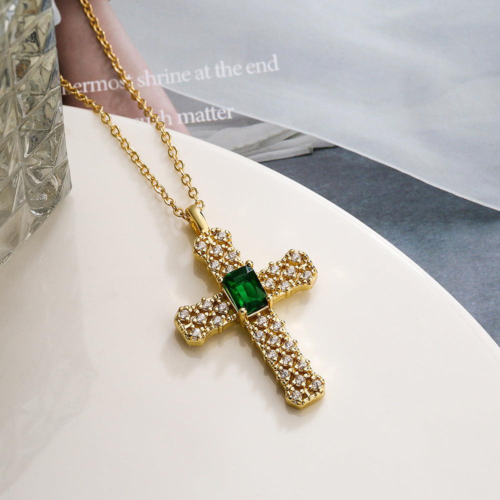 Collana da donna con ciondolo a croce minimalista in ottone con intarsio in zirconi cubici e inserti in perle