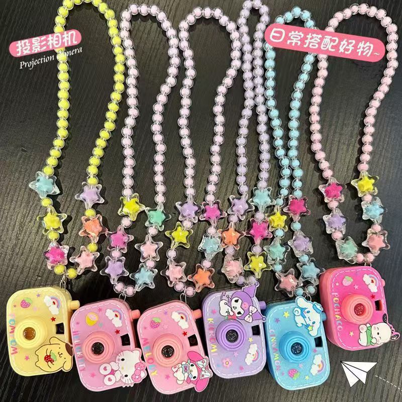 Collana con Pendente a Forma di Personaggio dei Cartoni Animati per Bambini con Fotocamera a Proiezione in Resina su Catena a Sfere, Simpatico Regalo di Compleanno per Ragazze dai 3 ai 10 Anni