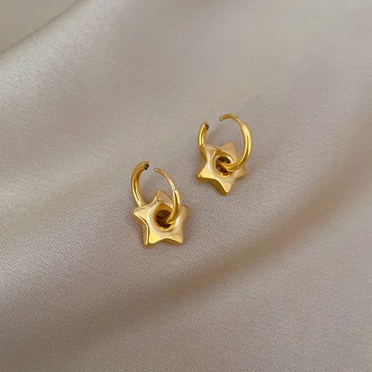 Orecchini a perno minimalisti geometrici in acciaio al titanio a forma di stella da donna, orecchini alla moda galvanizzati a tono freddo per feste
