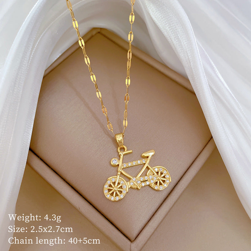 Collana con Ciondolo a Luna Geometrico in Acciaio al Titanio di Lusso per Donna e Uomo con Intarsio di Strass e Delicata Catena alla Clavicole