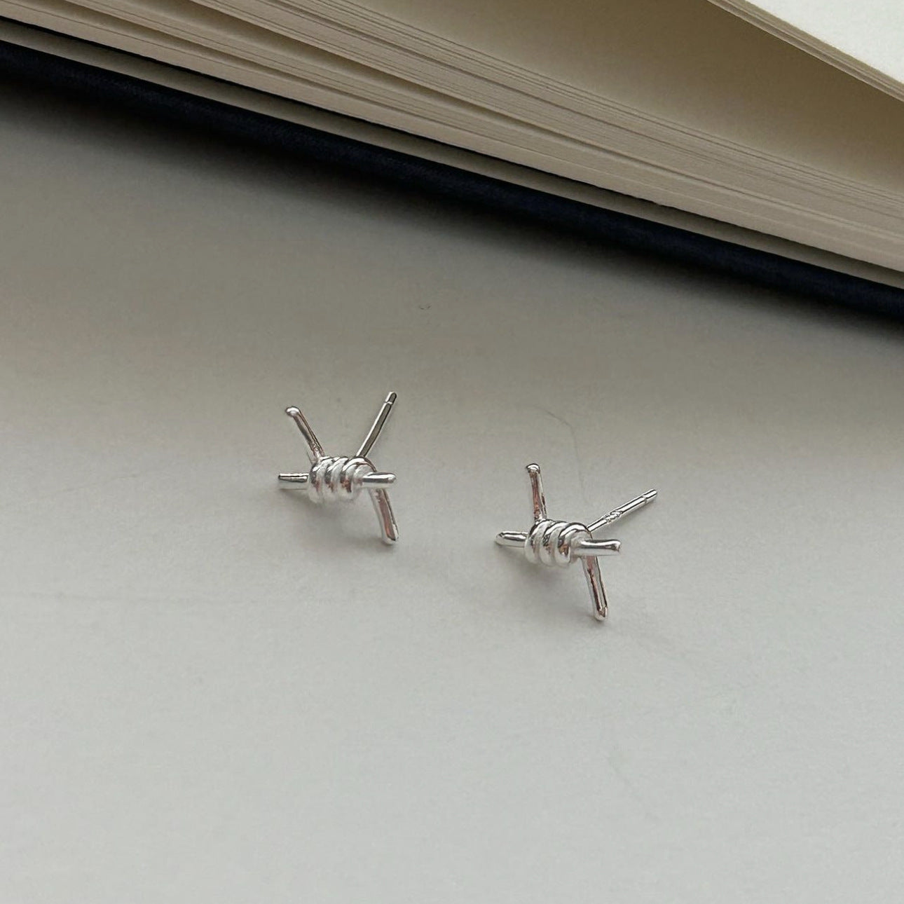 Pendientes de tuerca minimalistas de plata de ley 925 con nudo de letras geométricas