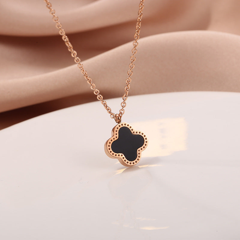 Collar minimalista con colgante de trébol de cuatro hojas para mujer en acero de titanio con chapado en oro rosa de 18 quilates