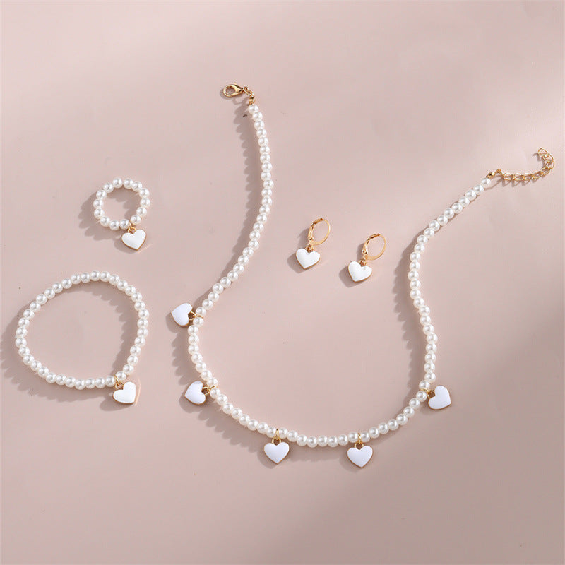 Collana per Bambini Minimalista a Cuore con Perle di Resina, Ciondolo in Lega e Finitura Smaltata