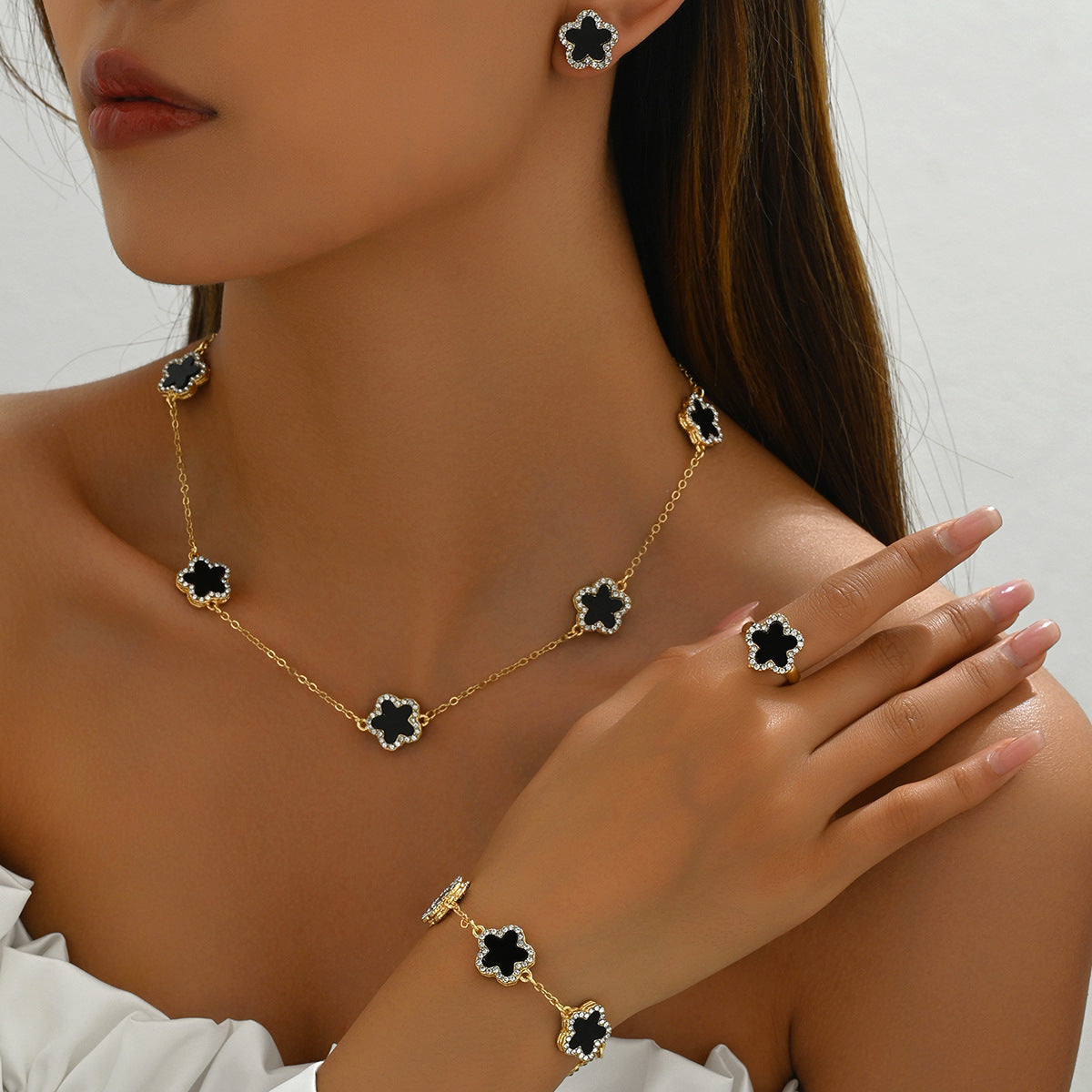 Set bracciale in lega con design floreale, collana, orecchini e anello impreziositi da strass per donna