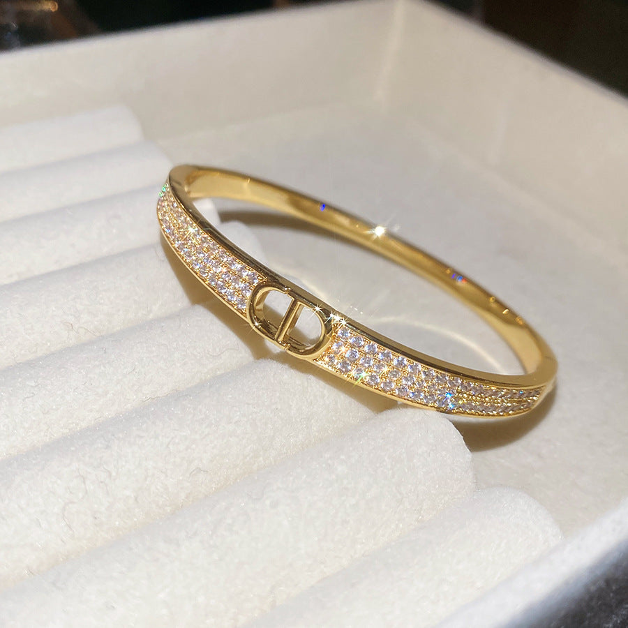 Bracciale rigido aperto geometrico minimalista da donna con placcatura in oro e intarsio in zirconi, accessorio di moda leggero per tutti i giorni