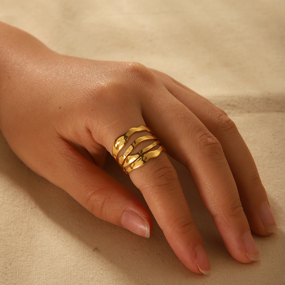 Anello Aperto Minimalista in Acciaio Inox Geometria da Donna con Finitura Placcata e Design dalle Linee Pulite