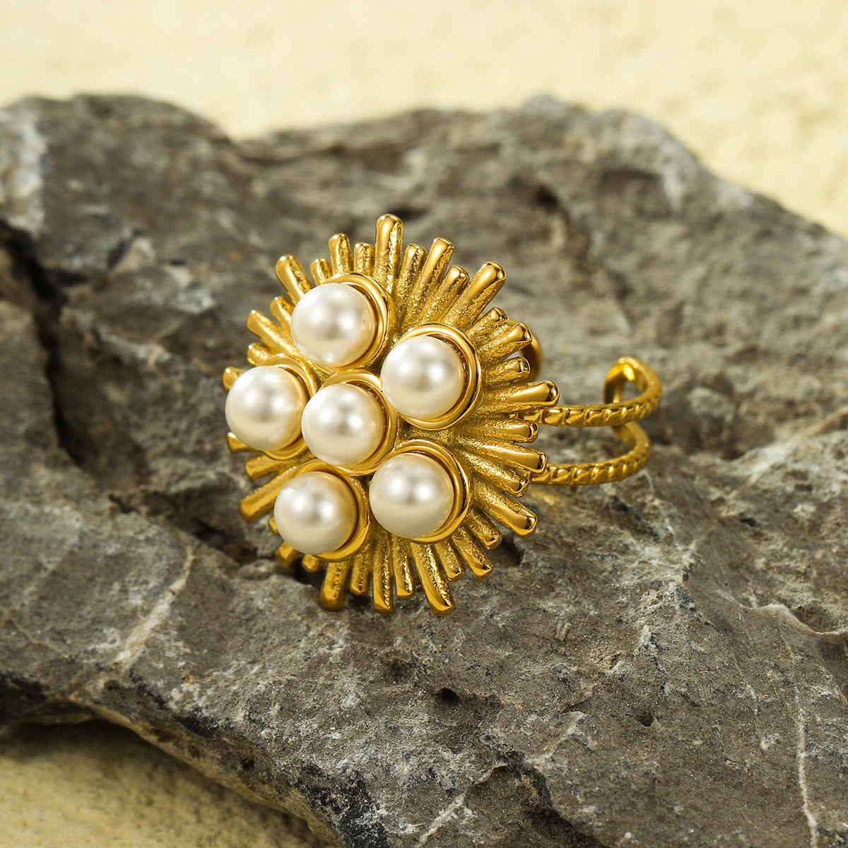 Anello Aperto a Linea Irregolare d'ispirazione Vintage con Accenti di Perle in Acciaio Inossidabile Placcato Oro 18K da Donna
